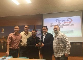 César Espino recibe el Premio Arona Son Atlántico 2016 por el rescate de la ballena atrapada en Morro Jable