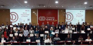 Tres estudiantes canarios reciben una de las becas para universitarios con discapacidad de Fundación ONCE