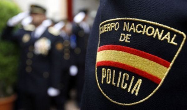 Agentes de la Policía Nacional han detenido en el municipio de Arrecife a un hombre de 24 años de edad, con antecedentes policiales, como presunto autor de un delito de lesiones