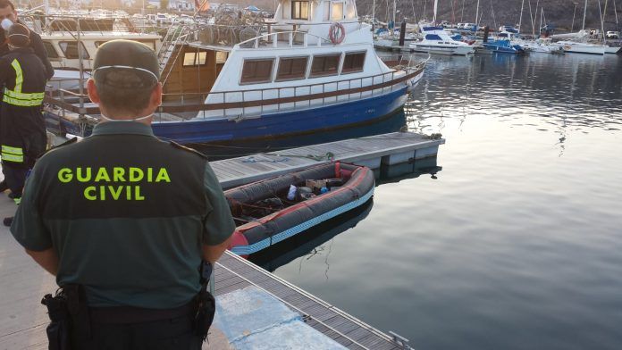 Salvamento Marítimo interceptó la embarcación con los inmigrantes a bordo