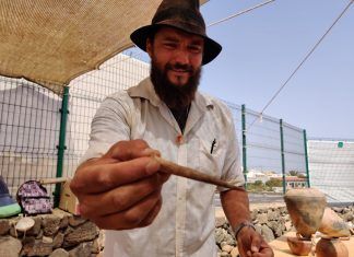 El origen de la historia de los mahos nacida en el África Amasigh Derque Castellano, arqueólogo y miembrod el equipo de Arenisca en el yacimiento Cueva de Villaverde