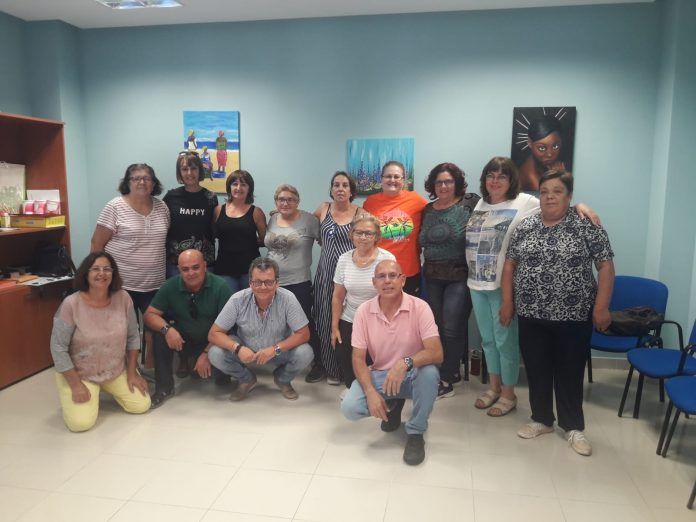 Foto de grupo tras uno de los talleres para cuidadores en Fuerteventura