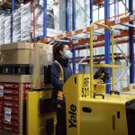 Trabajadora de Mercadona en uno de los Bloques Logísticos de la compañía