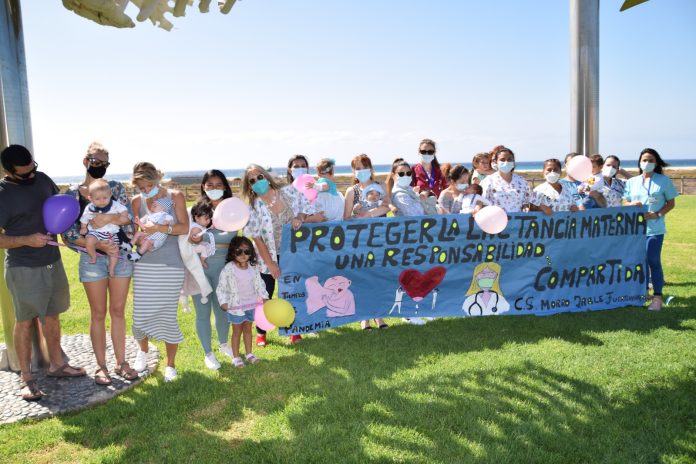 Participantes en la actividad para fomentar la lactancia materna entre la ciudadanía.Morro Jable, Fuerteventura. Foto de archivo
