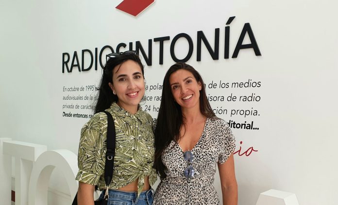 María del Mar y Merche, enfermeras en los estudios de Radio Sintonía.
