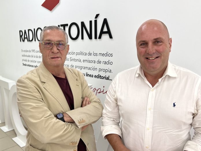 El presidente del Cabildo de Fuerteventura, Sergio Lloret, visita los estudios de la radio en la mañana de hoy.