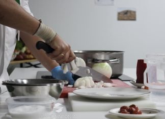 La investigadora Elena Peñas ofrece una charla informativa sobre enfermedad celíaca y dieta sin gluten