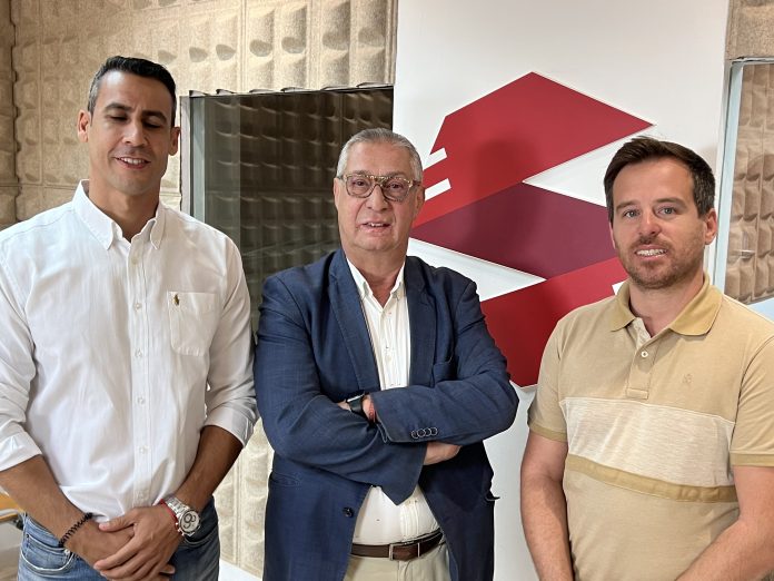 Visitan los estudios de la radio Isaí Blanco y David Fajardo concejales de Coalición Canaria en La Oliva