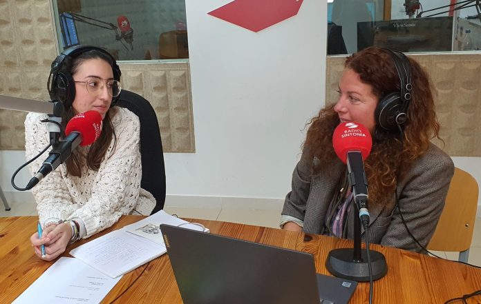Fuensanta de la Cruz junto a Pilar Morcillo en los estudios de Radio Sintonía
