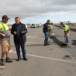 Ayunammiento ejecuta mejoras en el asfalto de entrada a Salinas del Carmen (2)