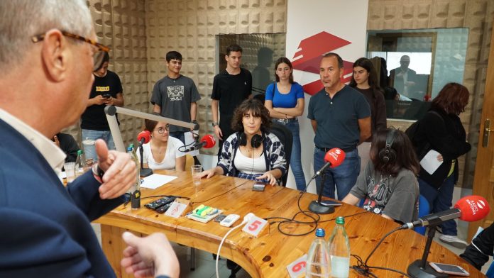 Visita de los alumnos del IES San Diego de Alcalá a Radio Sintonía