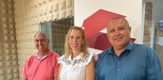 Juan Cabrera, candidato a la alcaldía de Antigua por AMF y Agustín Rodríguez, Laya Castillo miembros de su lista