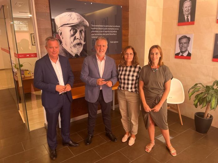 Ángel Víctor Torres, junto a Sebastián Franquis, Rosa Bella Cabrera y Nira Fierro, los nuevos portavoz del Grupo Parlamentario Socialista.