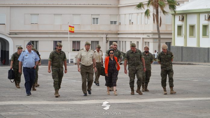 Margarita Robles junto al personal militar