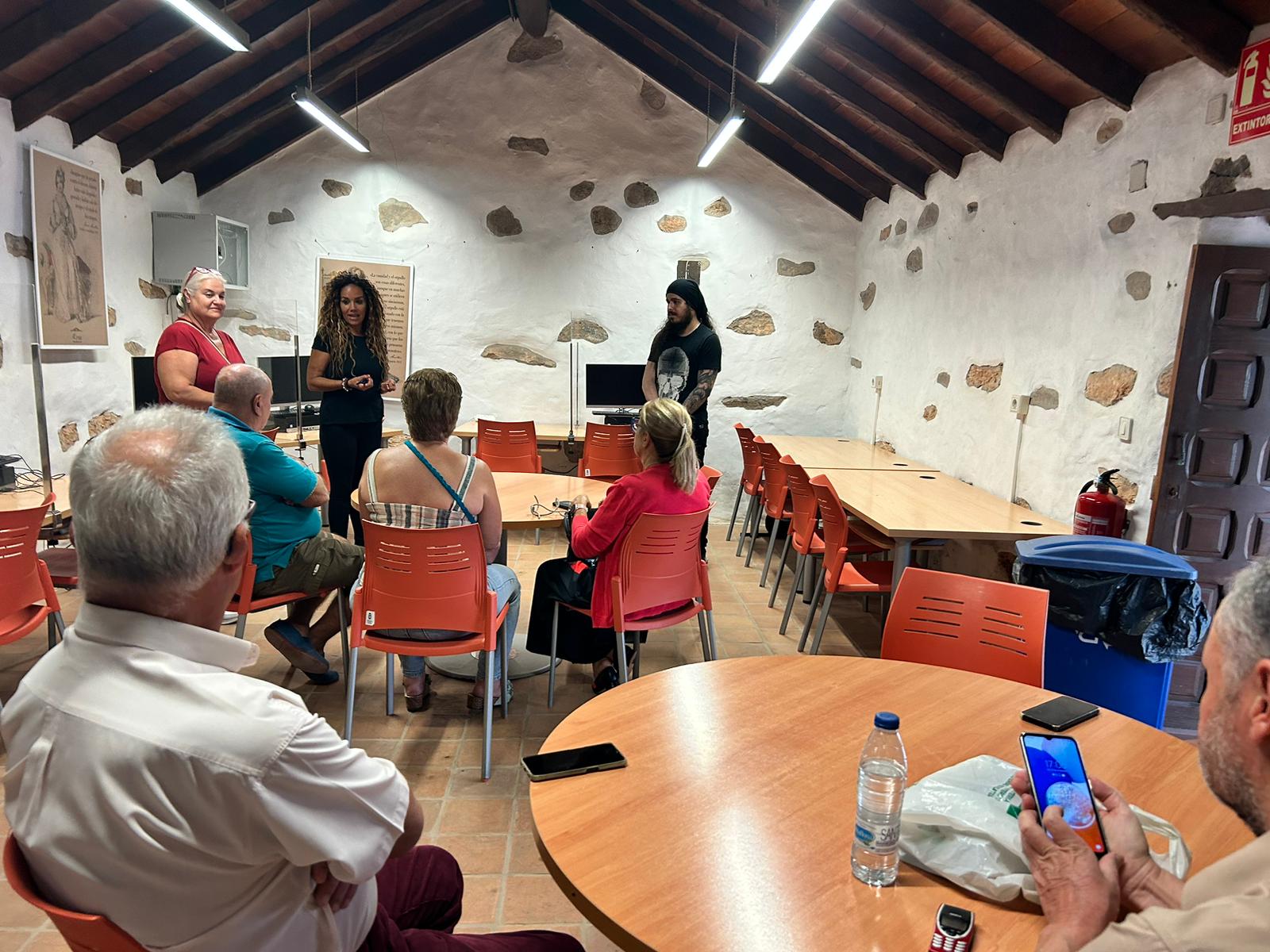 Más de 200 personas participan en los cursos para aprender a usar el teléfono móvil del Cabildo de Fuerteventura