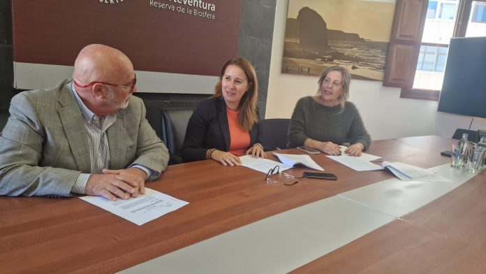 Firma del convenio Patronato de Turismo, Cámara de Comercio de Fuerteventura