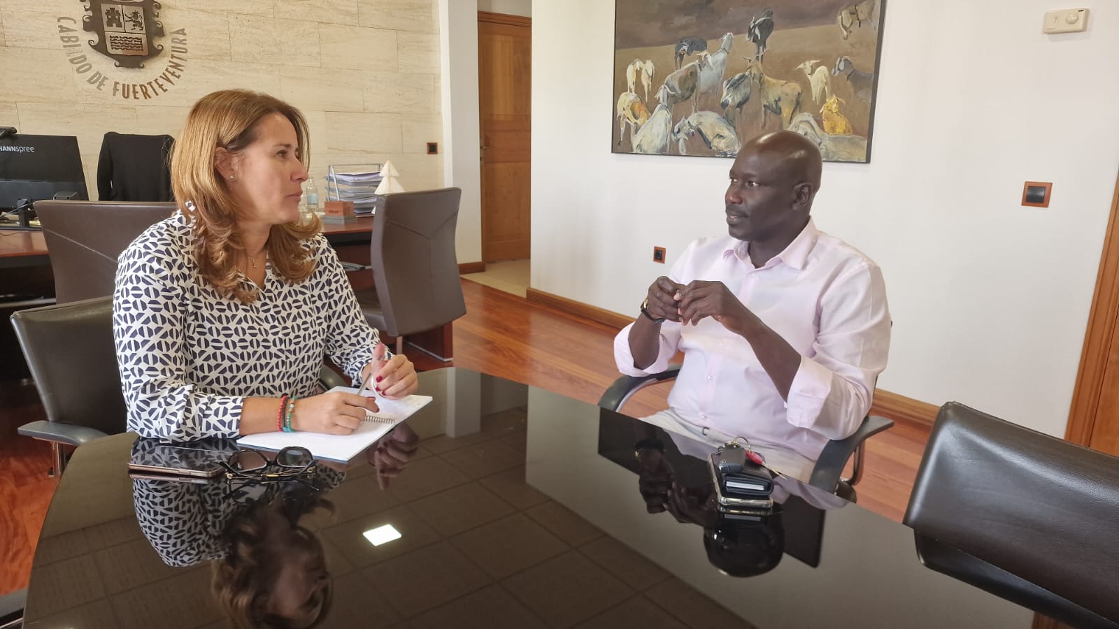 Cabildo y comunidad senegalesa piden soluciones a las dificultades para obtener el pasaporte en el Consulado