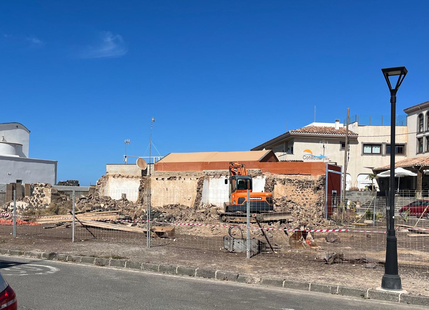 Denuncia públicamente la demolición de la casa conocida como Casa de la Partera o de Maximina Santana, en el pueblo de El Cotillo