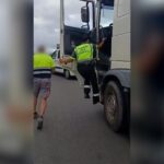 La Guardia Civil investiga al chofer de un camión por circular con la Tarjeta de Conductor de otra persona inserta en el tacógrafo digital, e investiga a los responsables de la empresa por obligarle a hacerlo.