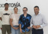 Un economista y un paisajista trabajan la tierra en Fuerteventura