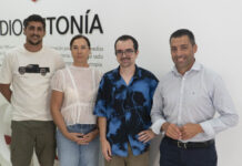 Un economista y un paisajista trabajan la tierra en Fuerteventura