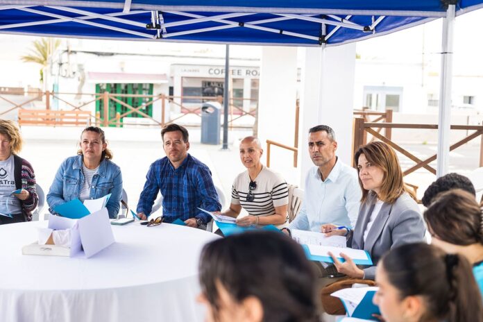 Encuentro con familiares del alumnado del Aula Enclave del IES La Oliva | Ayuntamiento de La Oliva