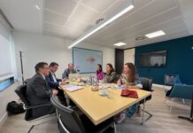 El PSOE en Puerto del Rosario muestra su preocupación por la situación de las familias de Marlape ante el expediente de demolición abierto por el ayuntamiento En imagen de archivo reunión entre repre4santes del Sareb y del Ayuntamiento de Puerto del Rosario