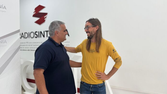 David Hernández, concejal de Cultura del Ayuntamiento de La Oliva, y Johele, músico, se sientan en La Platea de Radio Sintonía