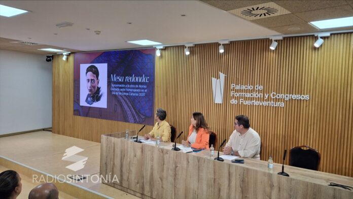 Isaac Rosa, Nieves Concostrina, Nativel Preciado, Kiko Amat y Vicente Vallés en la 35 Feria del Libro de Fuerteventura Isaac Rosa, Nieves Concostrina, Nativel Preciado, Kiko Amat y Vicente Vallés en la 35 Feria del Libro de Fuerteventura