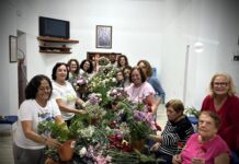 Flores para todos los difuntos en Tuineje y Gran Tarajal Los centro de mayores de Tuineje y Gran Tarajal llevan días preparando los adornos florales, de los cementerios de ambas localidades-Radio Sintonía