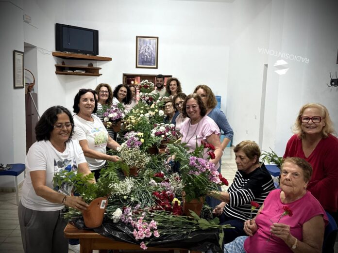 Los centro de mayores de Tuineje y Gran Tarajal llevan días preparando los adornos florales, de los cementerios de ambas localidades-Radio Sintonía Los centro de mayores de Tuineje y Gran Tarajal llevan días preparando los adornos florales, de los cementerios de ambas localidades-Radio Sintonía