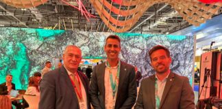 La Oliva sigue trabajando para mejorar y crecer en calidad turística Santiago Travieso, director de Radio Sintonía, Isaí Blanco, alcalde de La Oliva y David Fajardo, conejal de Medioambiente y Turismo en la WTM-Radio Sintonía