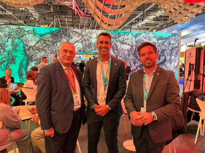 Santiago Travieso, director de Radio Sintonía, Isaí Blanco, alcalde de La Oliva y David Fajardo, conejal de Medioambiente y Turismo en la WTM-Radio Sintonía