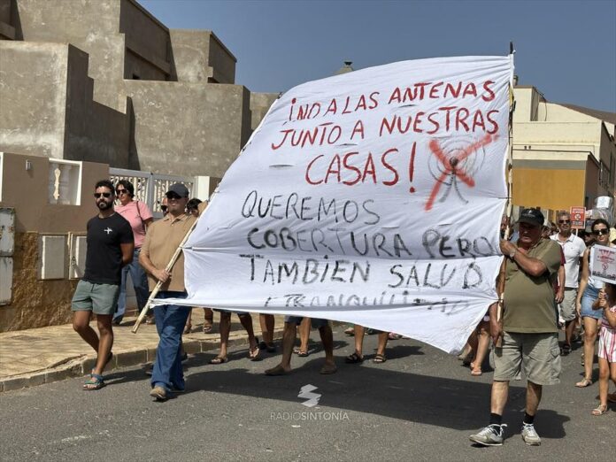 Vecinos y vecinas de Antigua se manifiestan contra la instalación de una antena cerca de sus casas