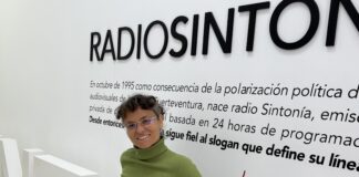 Fayna Brenes, conductora del espacio dedicado en la radio al juego del palo-Radio Sintonía Fuerteventura