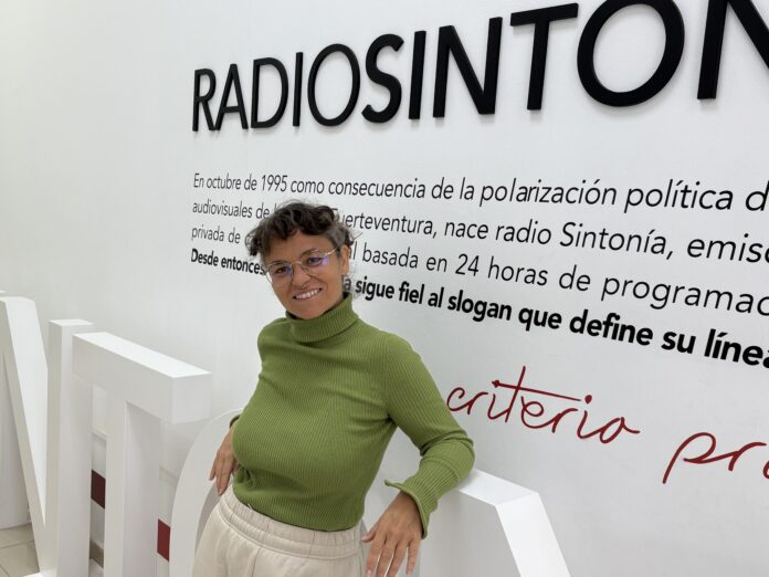 Fayna Brenes, conductora del espacio dedicado en la radio al juego del palo-Radio Sintonía Fuerteventura