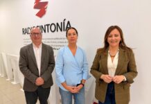 La consejera de Presidencia, Administraciones Públicas, Justicia y Seguridad, Nieves Lady Barreto el viceconsejero Cesario Rodríguez con Marusa Hernández en los estudios de Radio Sintonía