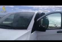 Localizan 68 kilogramos de hachís en varios bultos flotando frente a la costa de Costa Calma, Fuerteventura