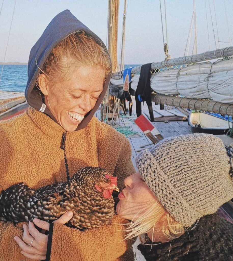 Laerke y su compañera en Corralejo antes de iniciar la ruta por el Atlántico