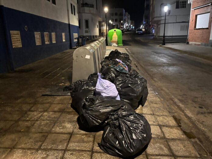Basura colocada fuera de contenedores en La Oliva-Ayuntamiento de La Oliva