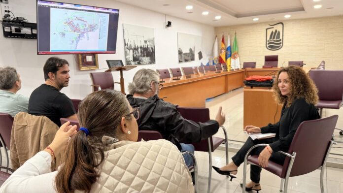 Reunión en el Ayuntamiento de Puerto del Rosario con representantes de la Asociación de Vecinos Unidos por El Charco y residentes | Ayuntamiento de Puerto del Rosario