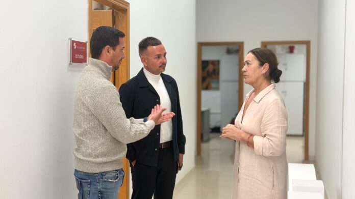 Los concejales del municipio de La Oliva, Luis Alba y Christian Rodríguez, junto a Marusa Hernández | Radio Sintonía