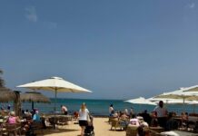 El carrito del niño tiene sitio para pasar de milagro en la playa de la Goleta, también llamada del Waikiki