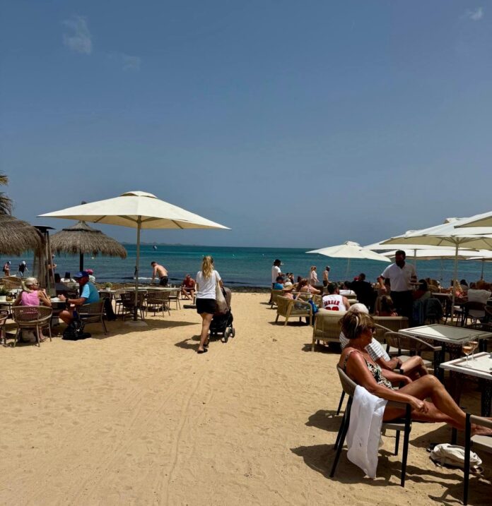 El carrito del niño tiene sitio para pasar de milagro en la playa de la Goleta, también llamada del Waikiki