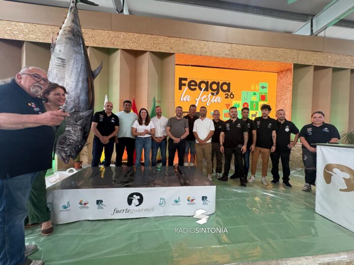 Cocinero Fuertegourmet en el ronqueo del atún de Feaga 2026