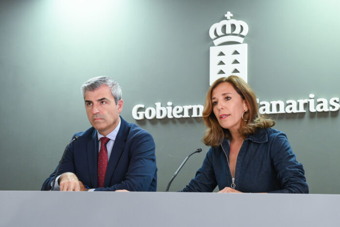 Manuel Domínguez, vicepresidente del Gobierno de Canarias y Jessica de León, consejera de Turismo y Empleo